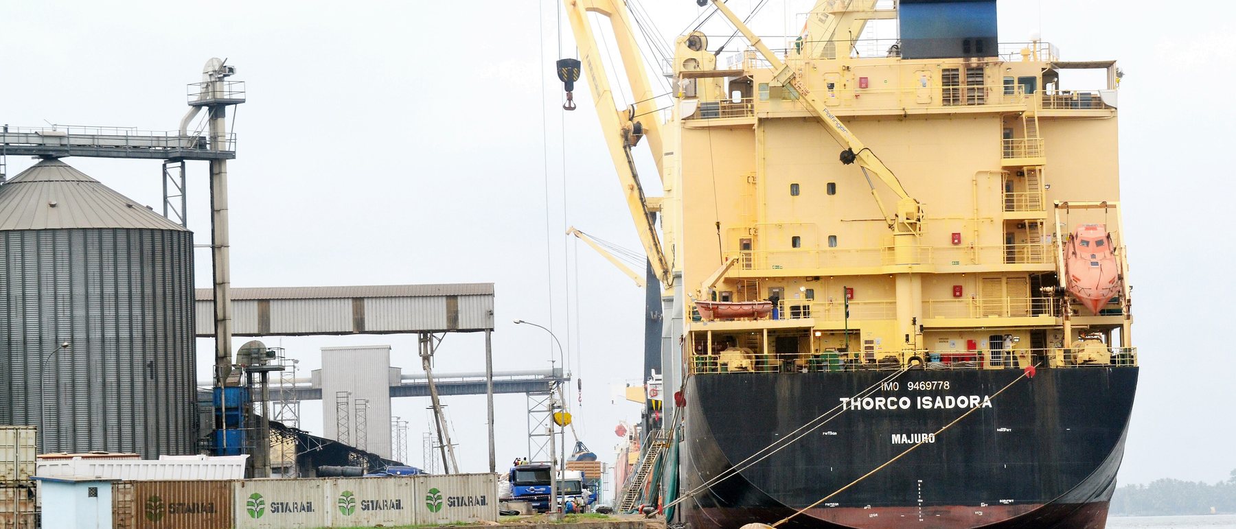 Navire à quai, port d'Abidjan