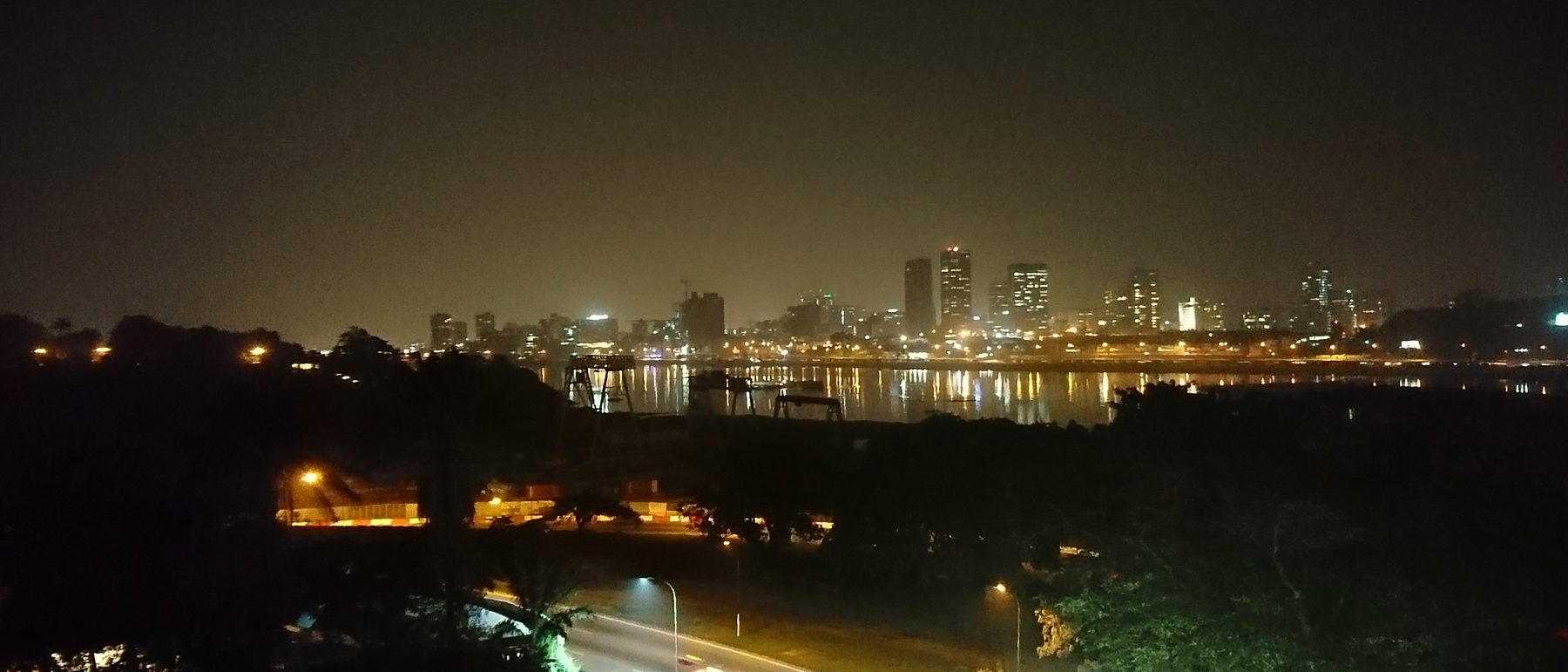 Le Plateau la nuit, vu de Cocody
